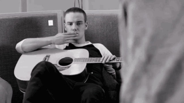 File:Liam-payne-guitar.gif
