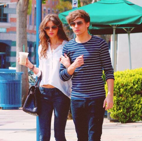 Datei:El-Lou-louis-tomlinson-and-eleanor-calder-31289451-500-497.jpg