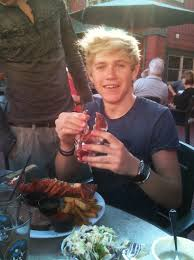 File:Niall Horan at Nandos.png