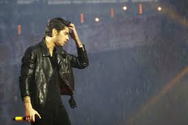 File:1D Singing in rain.jpg