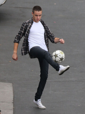File:Liam+Payne+One+Direction+Playing+Soccer+CBS+f0Z2tE7eftTx.jpg