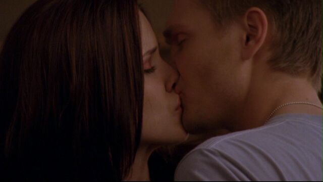 File:223 l kisses b.jpg