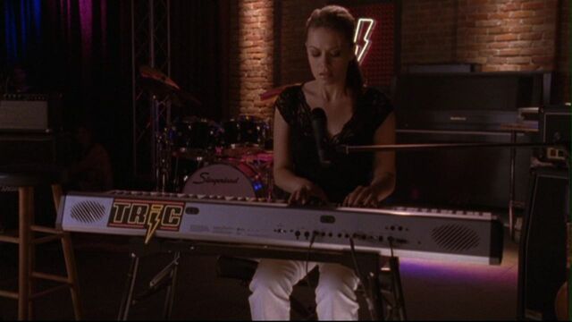 File:207 h performs.jpg