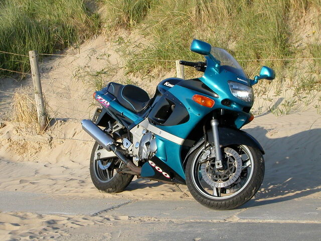 File:Kawasaki ZZ-R 600.jpg