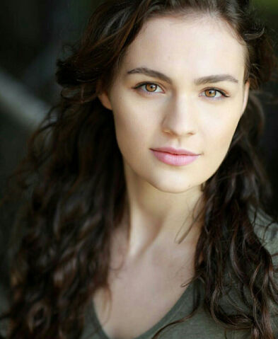 Archivo:Sophie-Skelton.jpg