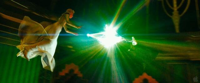File:Oz-the-great-and-powerful-glinda-and-evanora.jpg