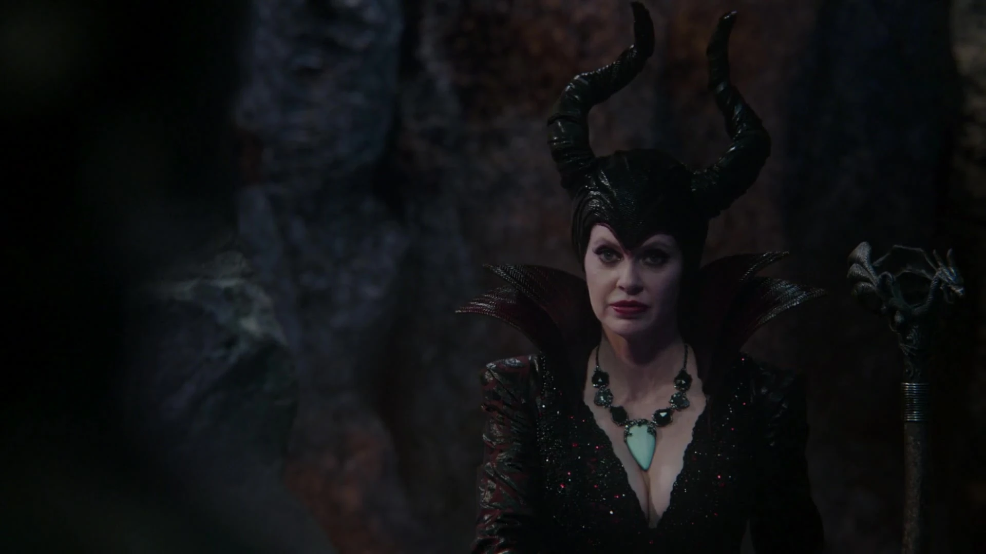 Однажды в сказке малефисента. Малефисента однажды в сказке дракон. Малефисента однажды. Круэлла малефисента и урсула. Кристин бауэр малефисента.