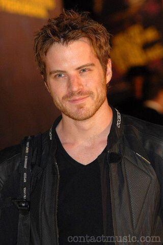 File:Robert Kazinsky.jpg