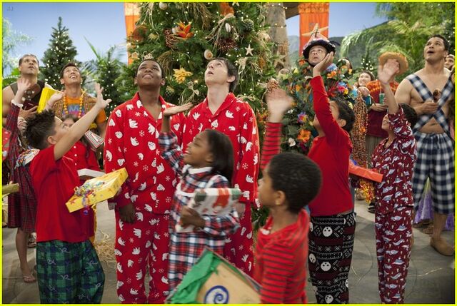 File:Kelsey-chow-mitchel-musso-mistletoe-10.jpg
