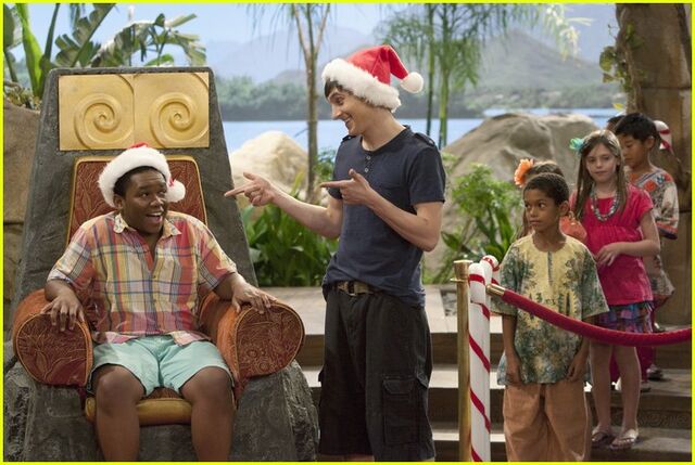 File:Kelsey-chow-mitchel-musso-mistletoe-08.jpg