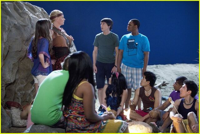 File:Mitchel-musso-brakayla-kings-07.jpg