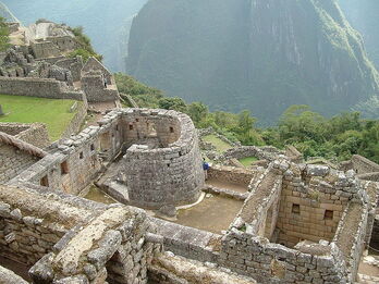 800px-Machupicchu intihuatana