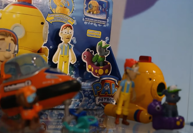 File:PAW Patrol Cap'n Turbot Captain Toy with Diving Bell and Rocky 2.png