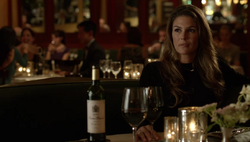 1x06 - Zoe waiting.png