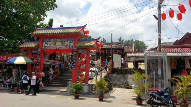 File:Penang Snake Temple.jpg