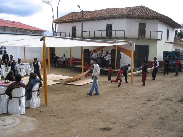 File:DanceflooratCayac2006.jpg