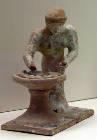 File:415px-NAMA Figurine pétrissante 1.jpg