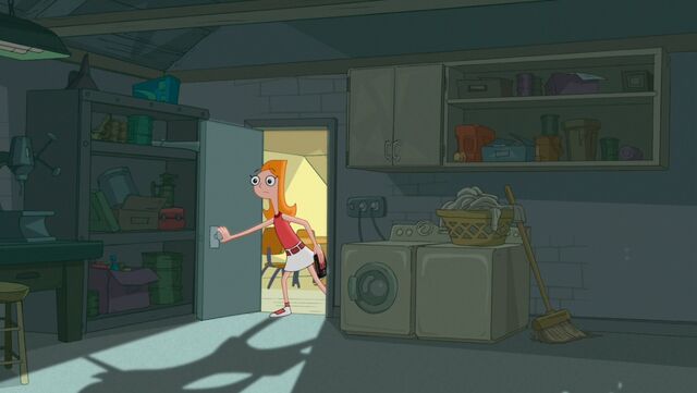 File:Candace entering the garage.jpg