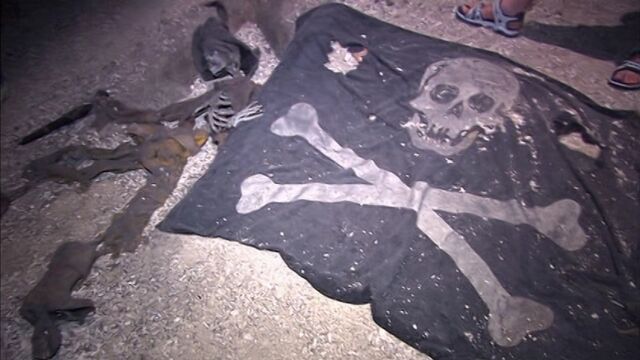 File:POTCRideSkeletonandJollyRoger.jpg