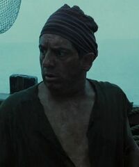Невысокий турецкий моряк