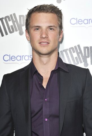 File:Freddie-stroma-la-premiere-pitch-perfect-01.jpg
