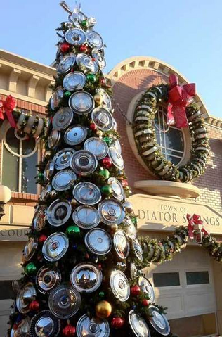 File:Cars Land Hubcap Christmas Tree.png