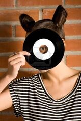 10102527-frau-mit-vinyl-platte-auf-mauer-hintergrund