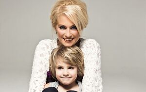Laila Bagge och sonen Liam