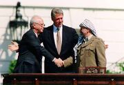 Yasser Arafat en el tratado de Oslo.jpg