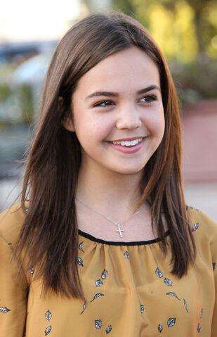 File:Helena Vallerte (Bailee Madison).jpg