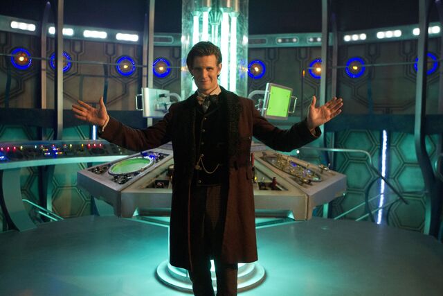 File:DoctorWhoXmasNewTardisInt.jpg