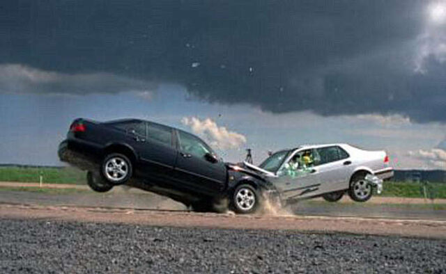 File:Head-on-car-crash-two-vehicles-collide.jpg