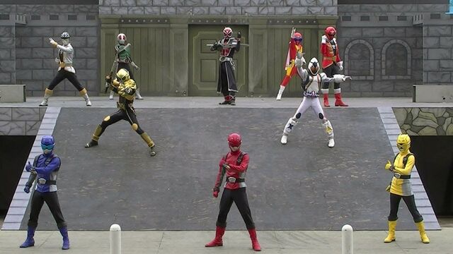 File:Go-Busters with Super Hero.jpg