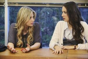 Hanna-Spencer-1x09-pretty-little-liars-girls-13876552-600-400