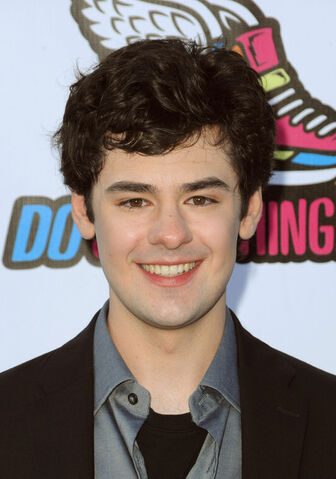 Datei:Brendan+Robinson+2011+VH1+Something+Awards+5 VvpfJmbb8l.jpg