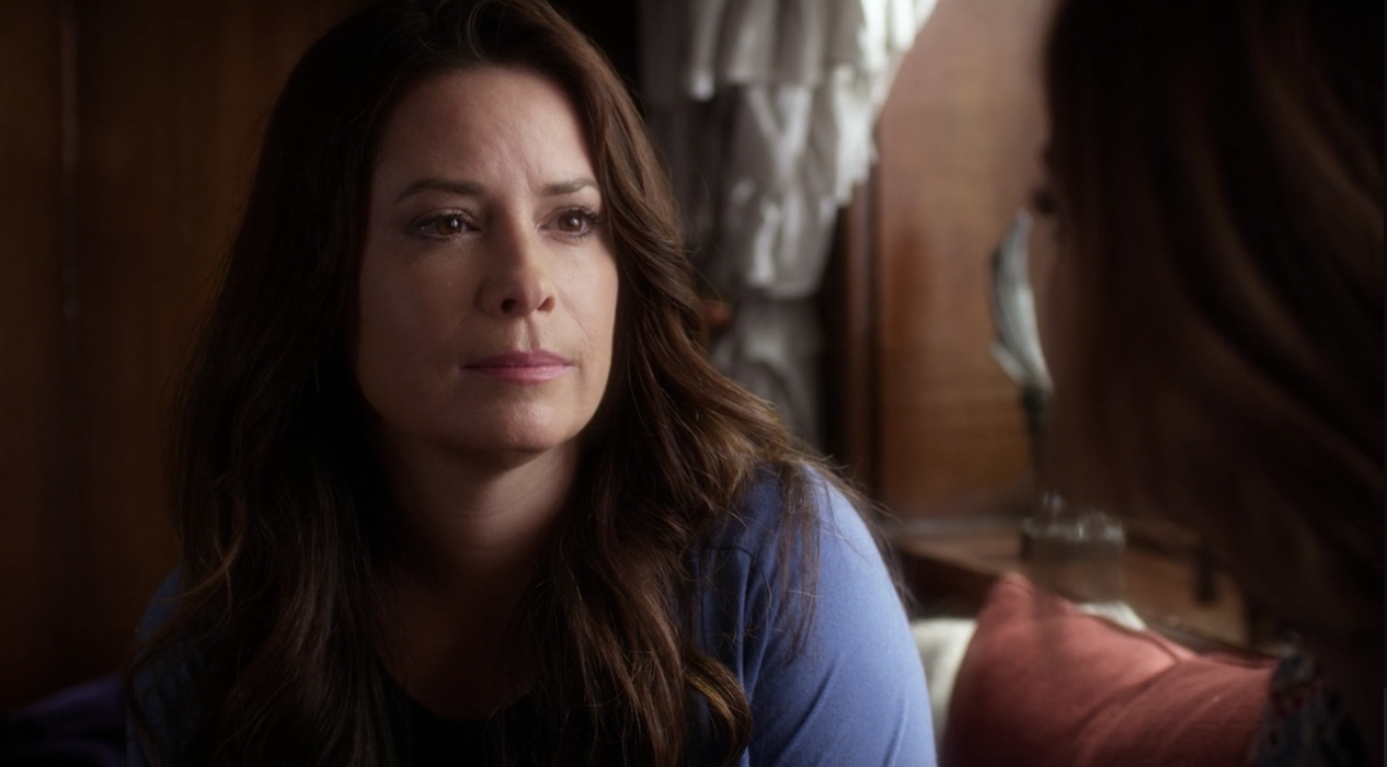 Who is ella dating on pretty little liars