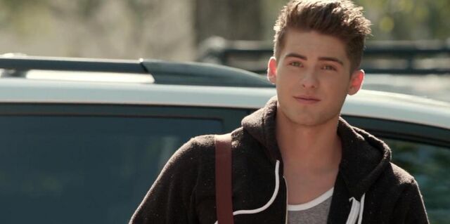 Archivo:Cody-christian-es-theo.jpg