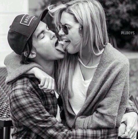 Archivo:Ashley-Benson-flirts-on-Twitter-with-PLL-boyfriend-Tyler-Blackburn.jpg