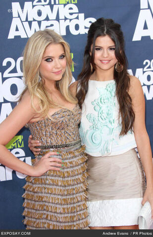 Archivo:Ashley benson and selena gomez 1MGkH.jpg