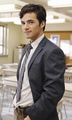 Archivo:Ian-harding-hd-wallslide-2-2-s-307x512.jpg