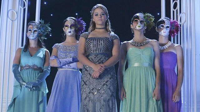 Archivo:Sasha-pieterse-pretty-little-liars-how-the-a-stole-christmas.jpg
