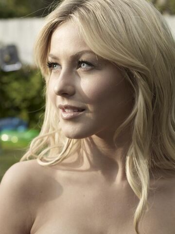 Archivo:Julianne-hough-american-flag-photo-6.jpg