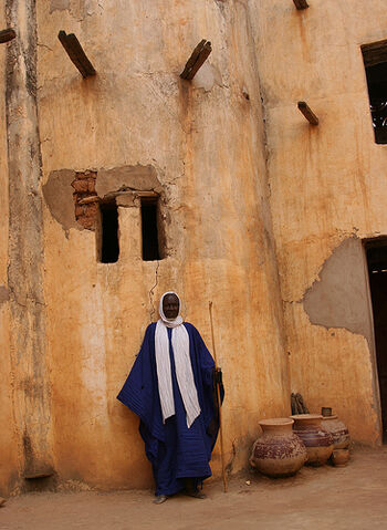 Arquivo:Muezzin in his mosque in Mali.jpg