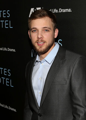 File:Max Thieriot.jpg