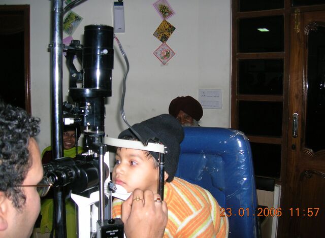 File:Slit lamp Eye examination by Ophthalmologist.jpg