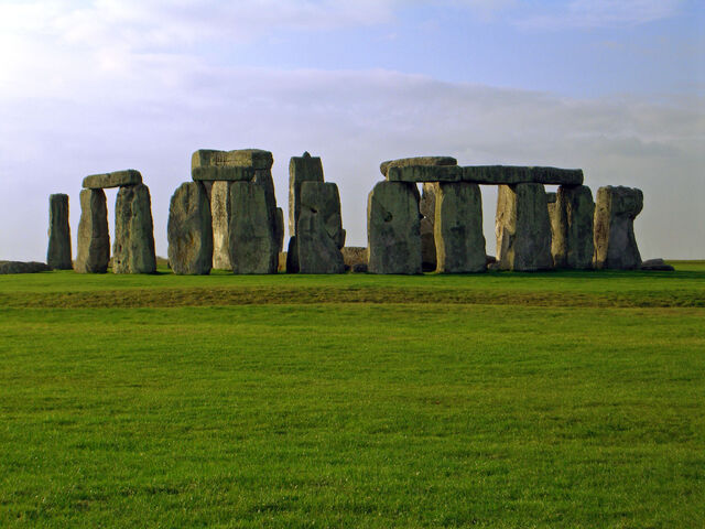 File:Stonehenge Distance.jpg