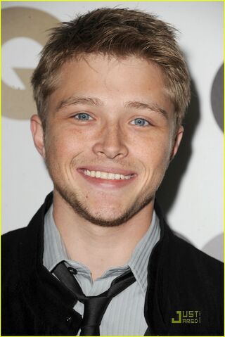 File:Sterling-Knight-sterling-knight-17092259-816-1222.jpg