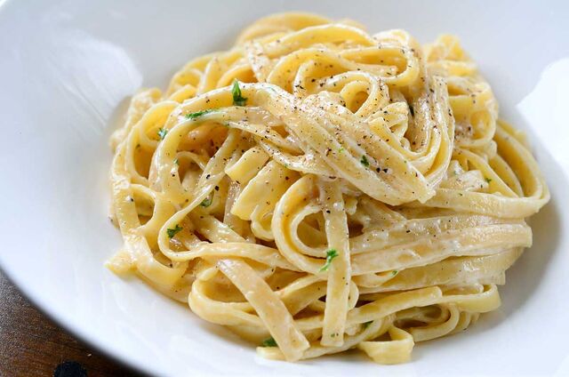 File:Roasted-garlic-fettuccine-alfredo.jpg