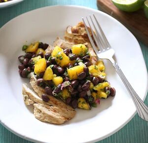 Grillled-chicken-with-mango-and-black-bean-salsa