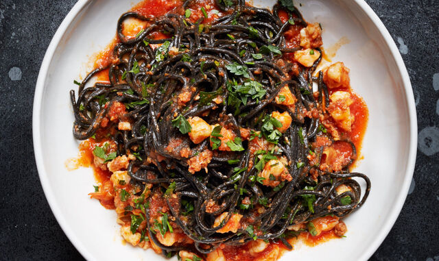 File:Squid-ink-pasta-with-shrimp-nduja-and-tomato-940x560.jpg